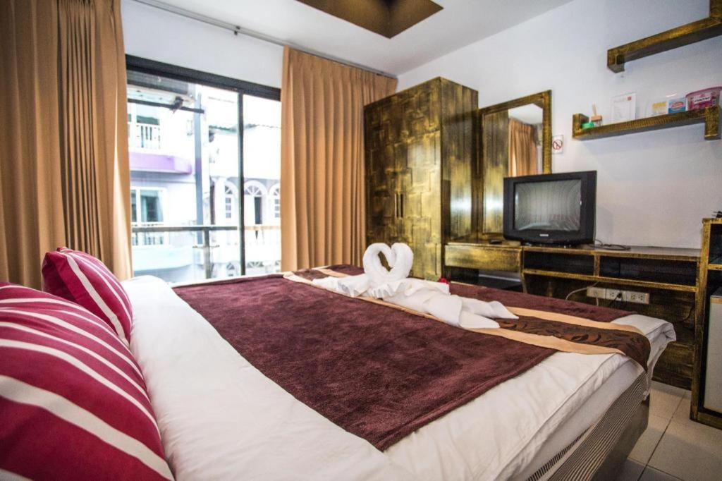 Long Beach Hotel Patong Bagian luar foto