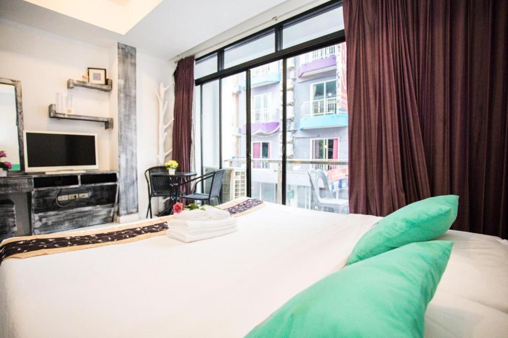 Long Beach Hotel Patong Bagian luar foto