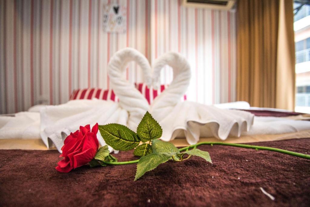 Long Beach Hotel Patong Bagian luar foto