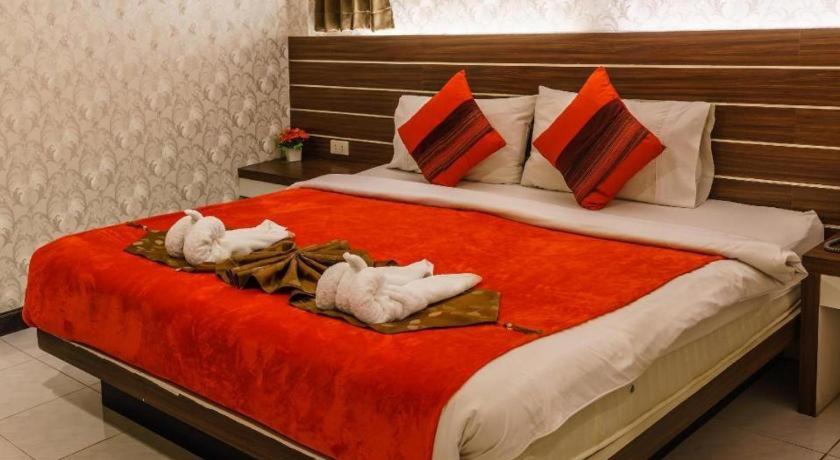 Long Beach Hotel Patong Bagian luar foto